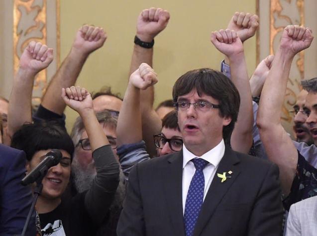 Puigdemont critica a la UE: "¿Continuarán ayudando a Rajoy en este golpe de Estado?"