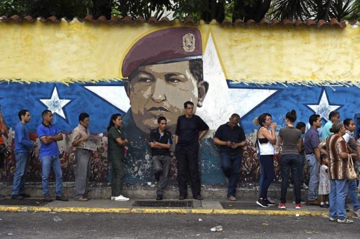 Standard and Poor's y Fitch rebajan calificación de deuda de Venezuela y Maduro convoca acreedores