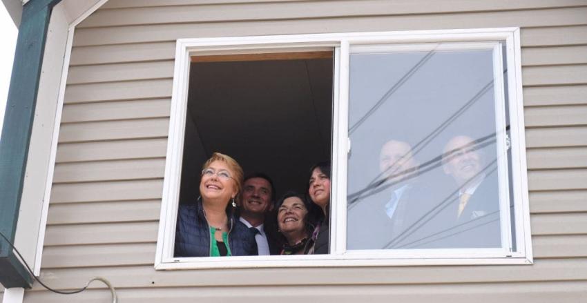 Bachelet entrega viviendas sociales en el sur: "Esto no es un regalo, es el  Estado que responde"