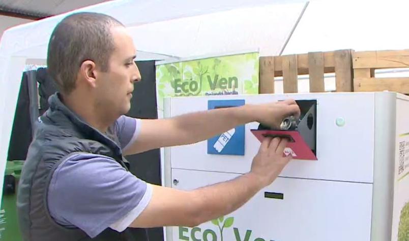[VIDEO] La máquina que llegó a Chile y que da premios y descuentos por reciclar