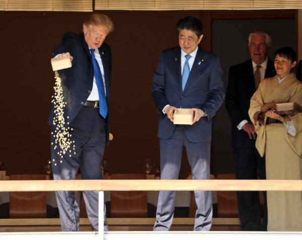 Trump y su  "especial" manera de alimentar a los peces en Japón