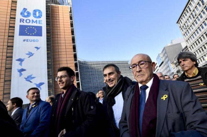 Unos 200 alcaldes catalanes reclaman en Bruselas "libertad" para "presos políticos"