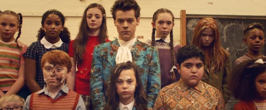Guerra de pasteles, perritos, niños y trajes vintage en el nuevo video de Harry Styles