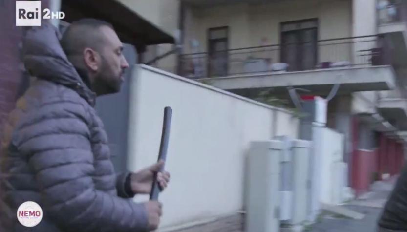 [VIDEO] La brutal golpiza del hermano de un capo de la mafia a un periodista italiano