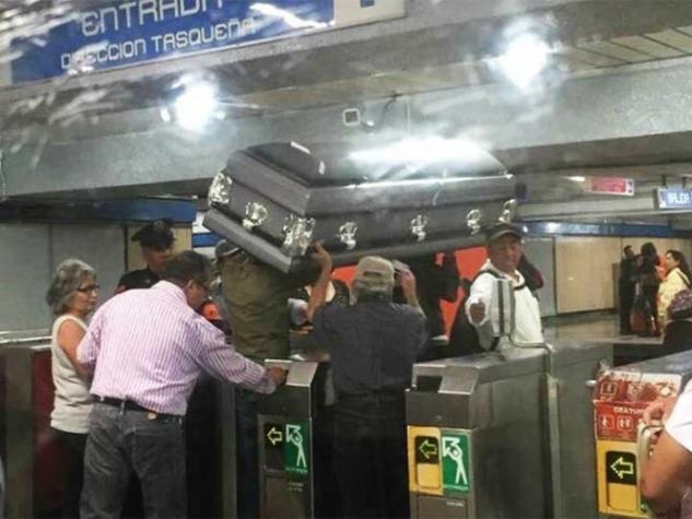 Familia transporta un ataúd en el Metro de México porque no había dinero para una carroza