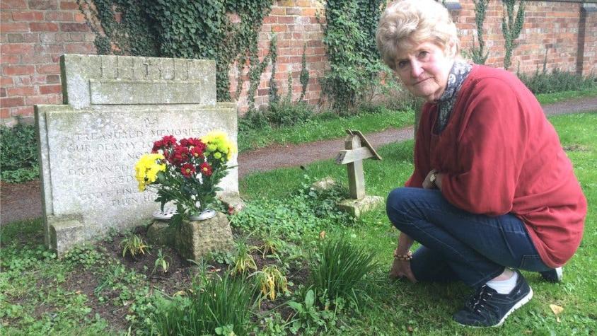Cómo una mujer descubrió quién era el extraño que visitaba la tumba de su hermano desde hace 70 años