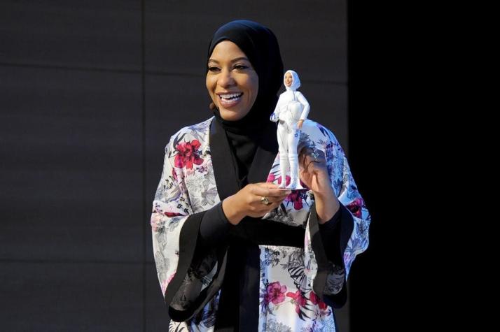 Barbie se pone el hiyab para honrar a la atleta olímpica Ibtihaj Muhammad
