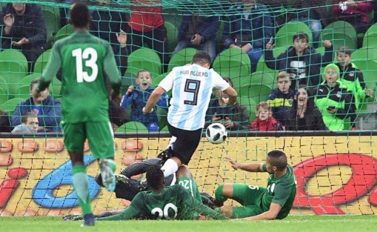 El susto de Sergio Agüero en amistoso de Argentina ante Nigeria