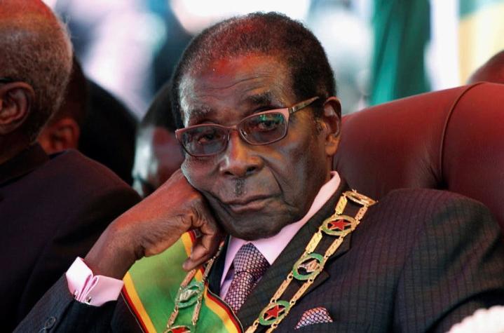 Mugabe se resiste a la presión militar para dimitir a la presidencia de Zimbabue