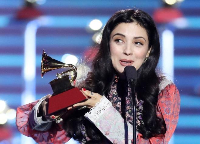 Mon Laferte llora al ganar su primer Grammy Latino