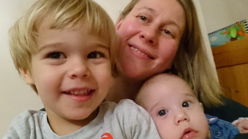 La familia amenazada con ser desalojada de su casa por los llantos de su bebé