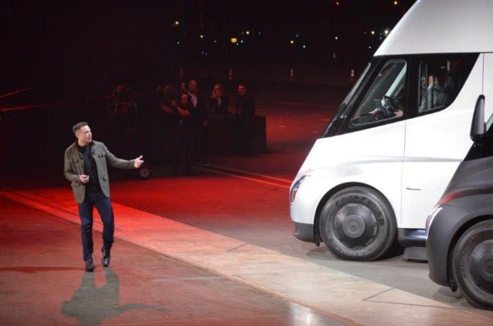 El nuevo camión de Tesla totalmente eléctrico impulsaría demanda de metales para baterías