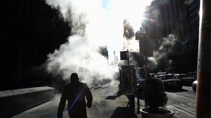El origen del misterioso vapor que sale del pavimento en las calles de Nueva York