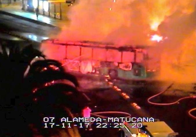 Bus del Transantiago y automóvil se incendiaron en plena Alameda