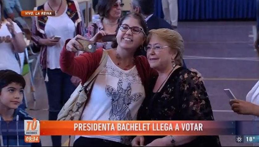 [VIDEO] "Voto con selfie": votantes piden fotos a Bachelet en la fila para votar