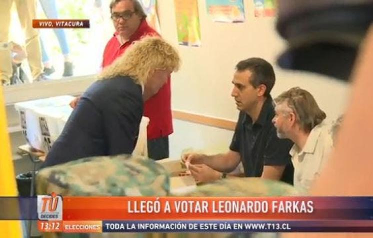 [VIDEO] Leonardo Farkas llega a votar con guardias y en Rolls Royce