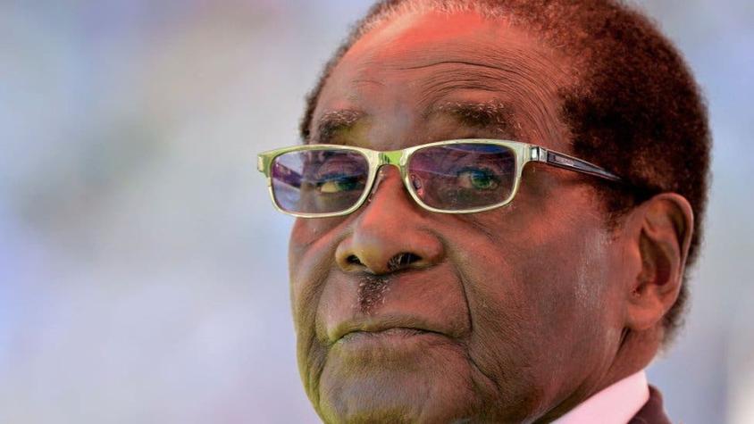 De qué se acusa al presidente Mugabe en el proceso de "impeachment" en Zimbabue