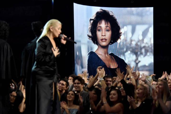 Christina Aguilera homenajeó a Whitney Houston y Pink se hace viral por su reacción