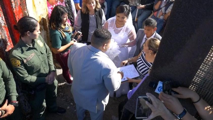 [VIDEO] Emoción en la frontera: la pareja que se casó en medio de EEUU y México