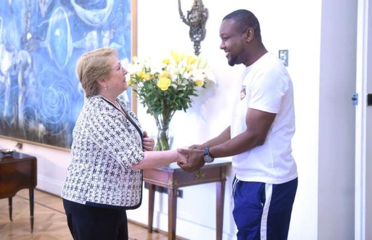 Bachelet se reúne con haitiano que salvó a mujer se quería suicidar