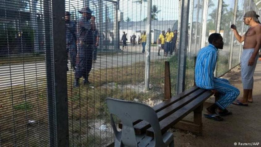 Policía desaloja a inmigrantes del centro papú de Manus