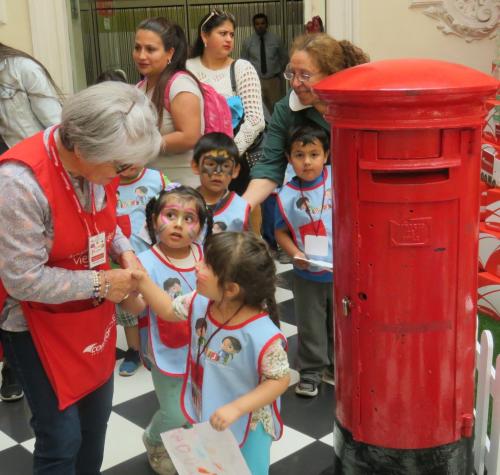 Correos Chile lanza su campaña de Navidad: revisa cómo apadrinar la carta de un niño