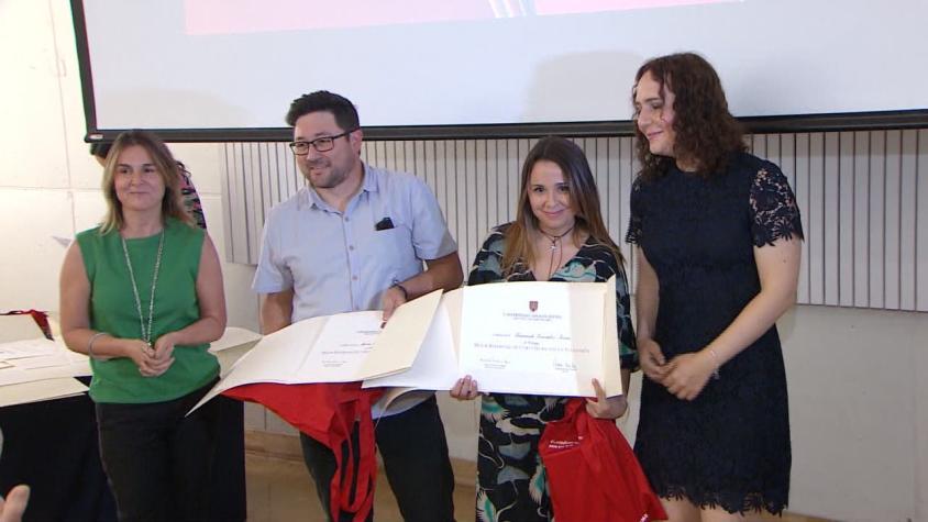 Reportajes de Teletrece ganan premios de excelencia de la Universidad Adolfo Ibáñez