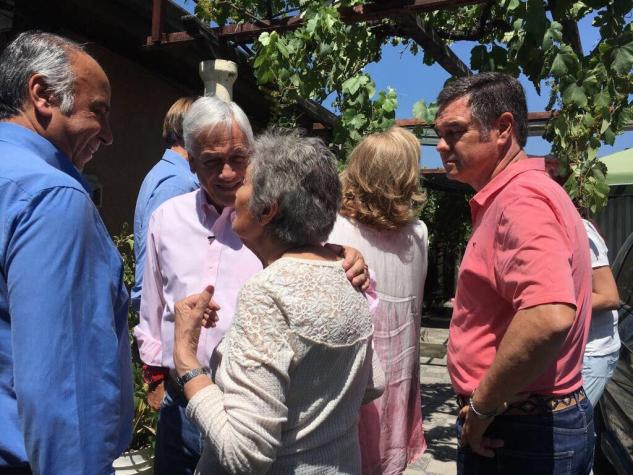 Piñera comenzó primer "puerta a puerta" en compañía de Ossandón