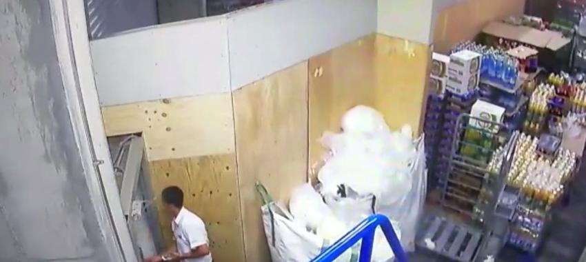 [VIDEO] Guardia de seguridad cómplice de delincuentes dedicados al robo de cajeros automáticos