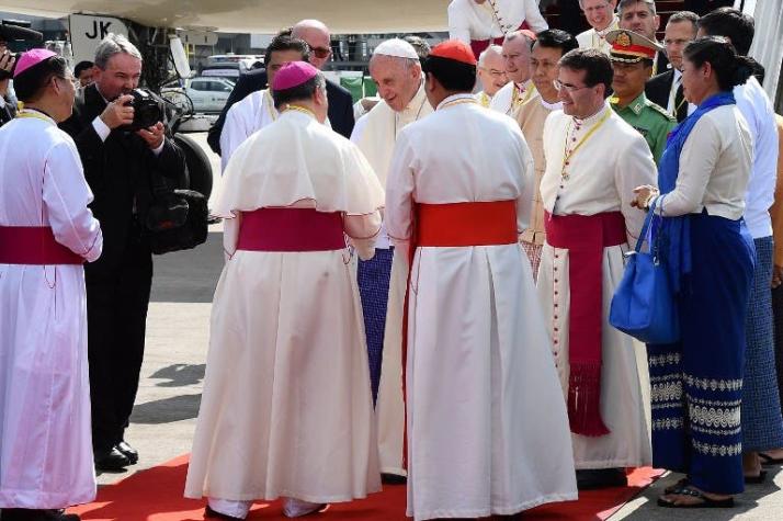 Papa Francisco llega a Myanmar para una visita inédita