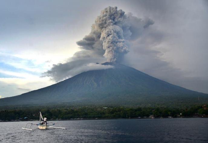 Reabren el aeropuerto de Bali a pesar del riesgo de erupción del volcán Agung
