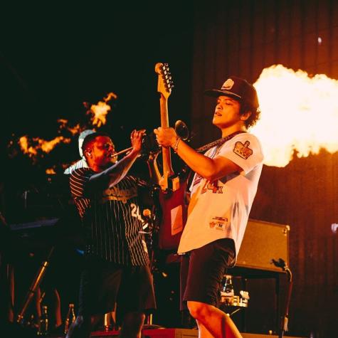 Bruno Mars fue un carnaval de música pop en su regreso a Chile