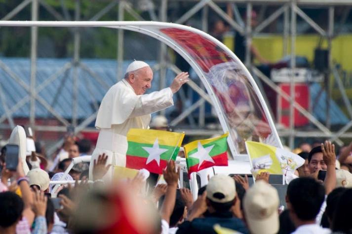 Papa oficia multitudinaria misa para católicos en Birmania