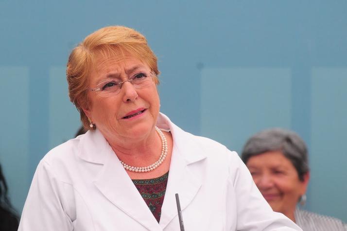 Bachelet pide "responsabilidad y no desacreditar instituciones" tras denuncia de Piñera