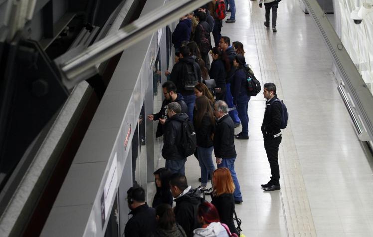 Metro de Santiago interrumpió parte de su recorrido