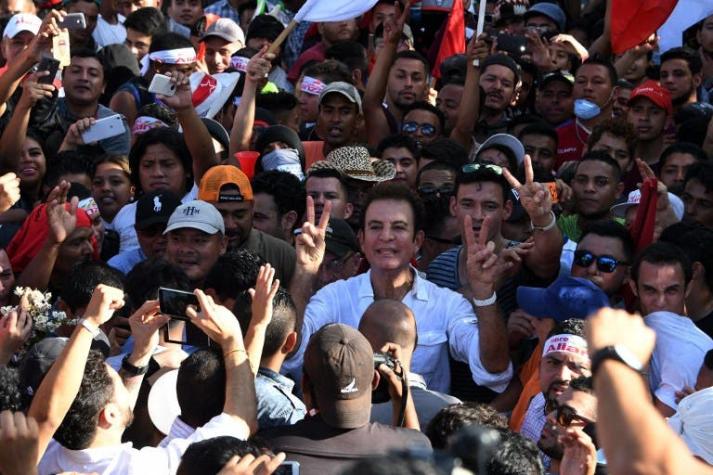 Honduras reanuda escrutinio electoral, oposición protesta por "fraude"