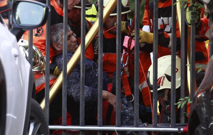 Bomberos rescata a persona atrapada en un pozo en Las Condes