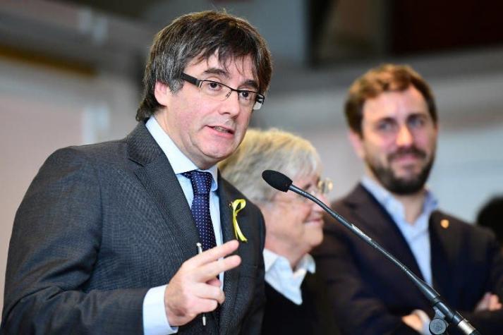 Puigdemont anuncia que "por el momento" continuará en Bélgica