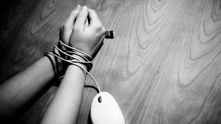 El caso del primer hombre en el mundo condenado a 10 años a prisión por "violación por internet"