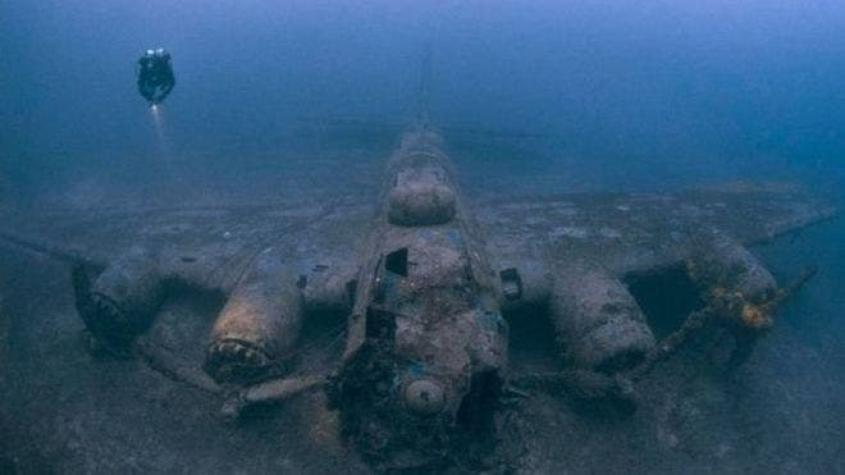 Las impresionantes imágenes de barcos y aviones de guerra en el fondo del océano