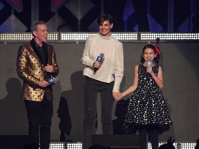 A sus 11 años: hija de Tom Cruise y Katie Holmes debuta como presentadora en evento de Nueva York