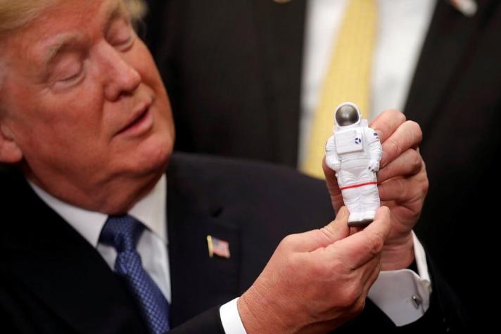 Trump firma orden para enviar al hombre a la Luna y luego a Marte