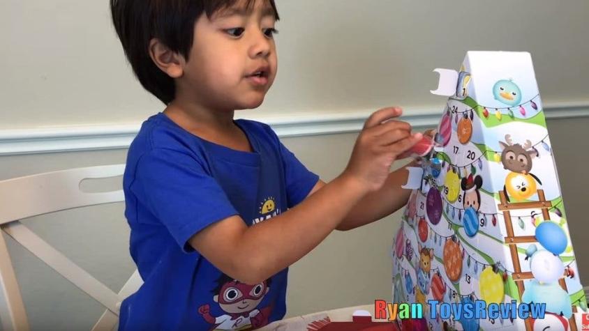 El niño que gana US$11 millones al año por desempacar juguetes en YouTube