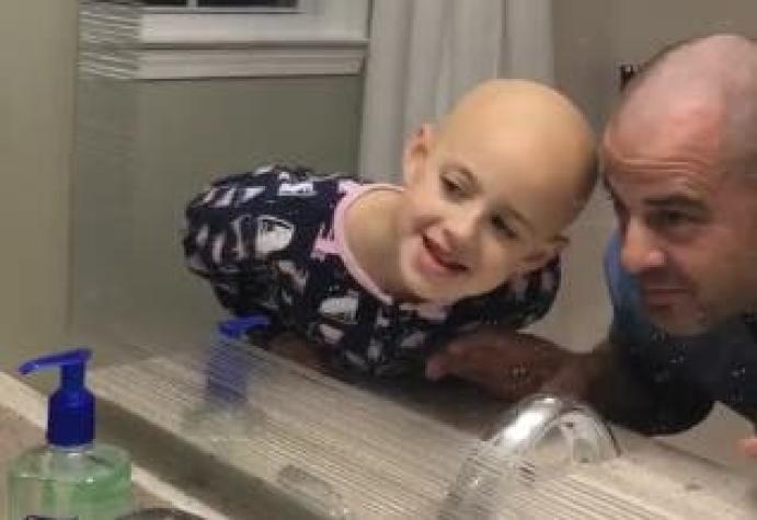 El tierno gesto de un padre con su hija que perdió el cabello