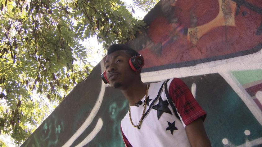 [VIDEO] El cantante haitiano que advierte a sus compatriotas sobre Chile
