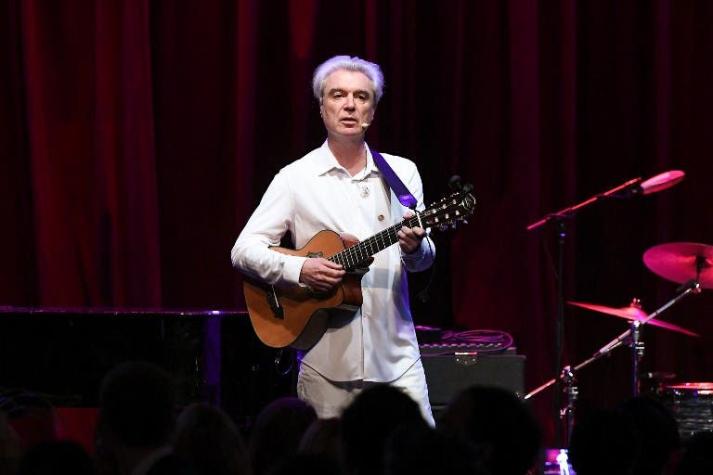 David Byrne extiende gira que lo traerá a Lollapalooza Chile 2018