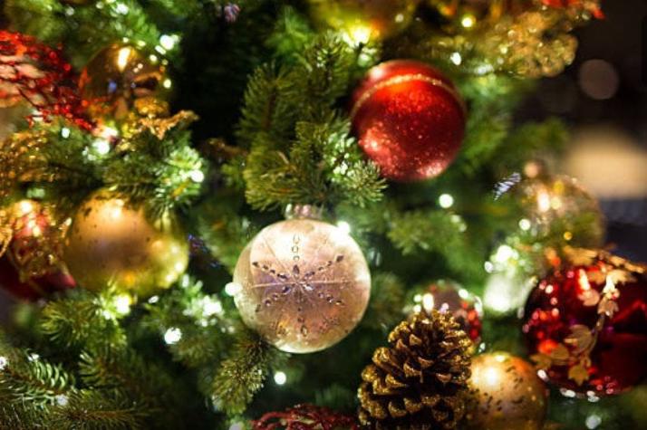 Una abuela compró esferas para decorar su árbol de Navidad y se llevó una gran sorpresa