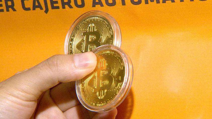 Bitcoin retrocede 10% en mayor caída desde debut de futuros