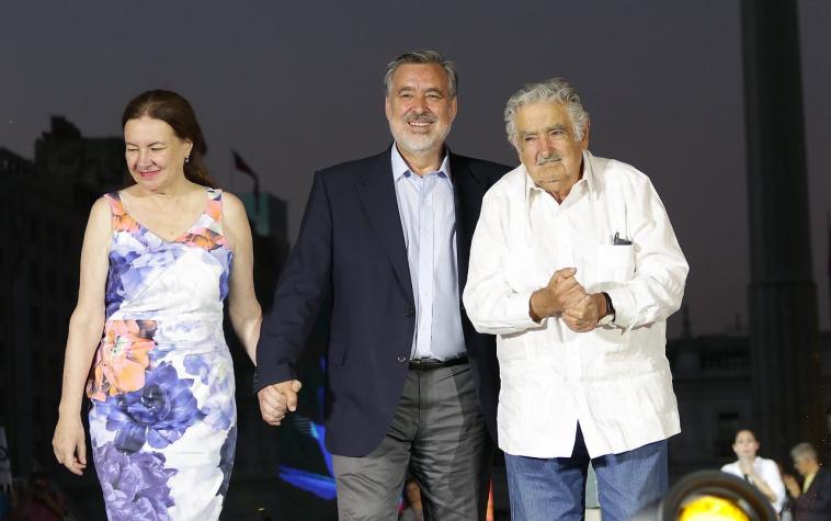 Guillier convoca a un "No a Piñera" para el balotaje tras apoyo de Mujica y líderes del FA