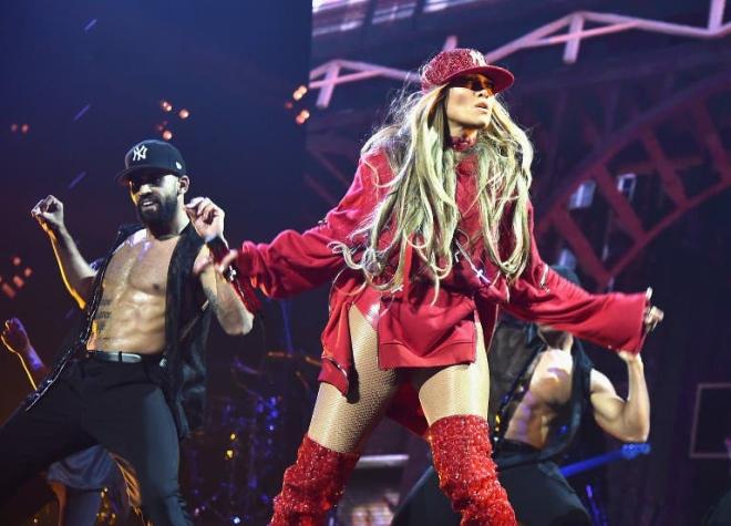El espectacular momento en que Jennifer Lopez subió a su mamá al escenario y ella demostró sus dotes